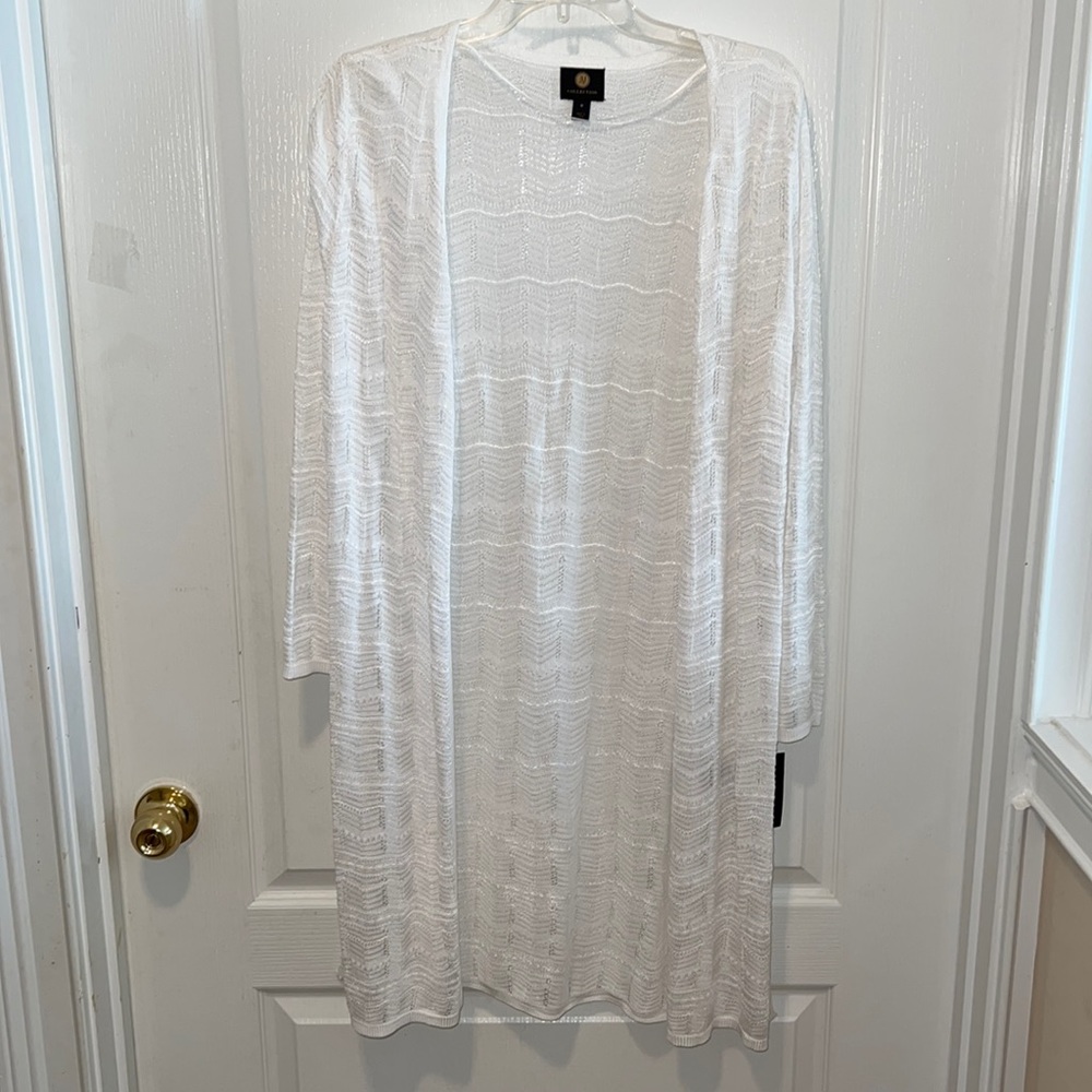 NWT JM COLLECTION Long Sleeve Duster Color: White. Size Medium. Delicate.